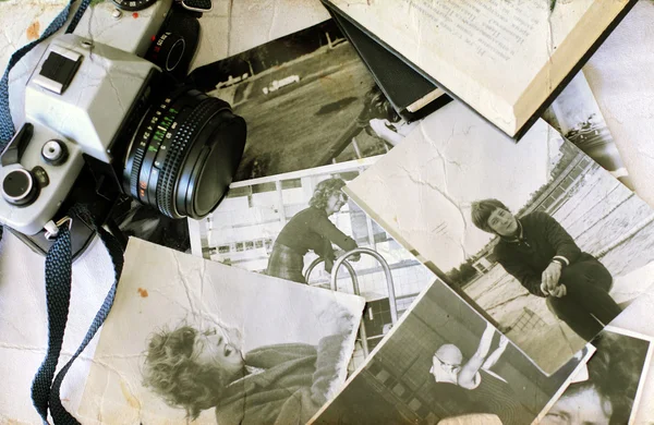 Alte Fotografien und alte Kameras. Jugend meiner Mutter. — Stockfoto