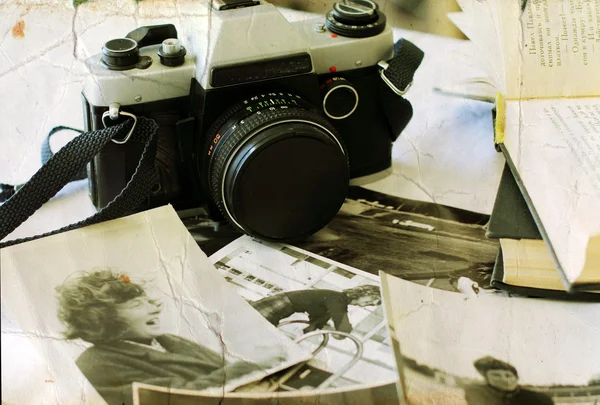 Old photographs and old camera. Youth of my mom. — Stock Photo, Image
