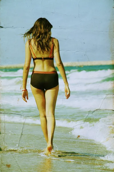 Mladá dívka v moři. Foto ve starém stylu obrázek barvy. — Stock fotografie