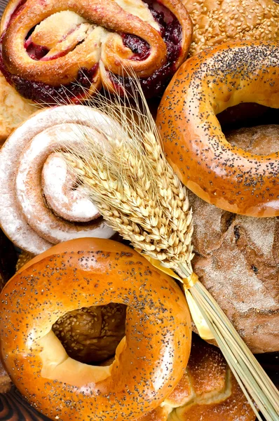 Pékség friss kenyerek választékát — Stock Fotó