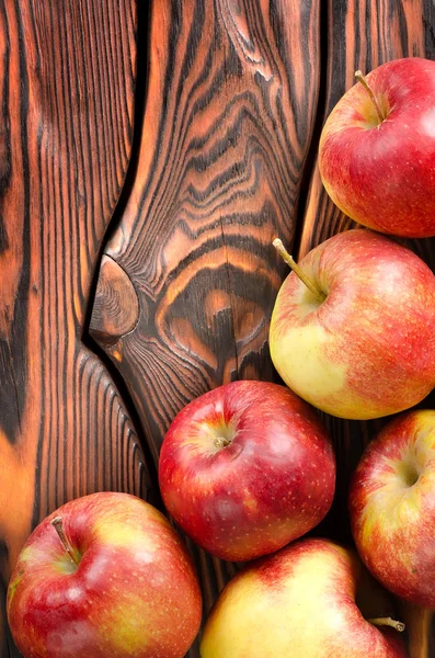 Manzanas rojas en la mesa —  Fotos de Stock