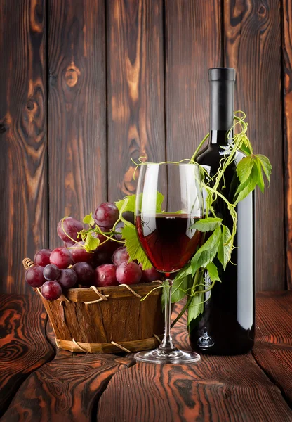 Flasche Wein und Trauben — Stockfoto