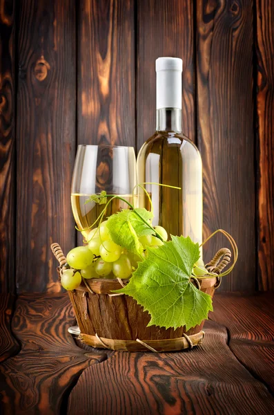 White wine with grapes — Stock Photo, Image