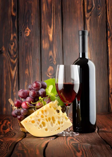 Vinho tinto com queijo — Fotografia de Stock
