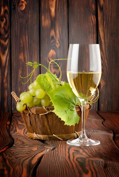 Glass of white wine and grapes — Stock Photo, Image