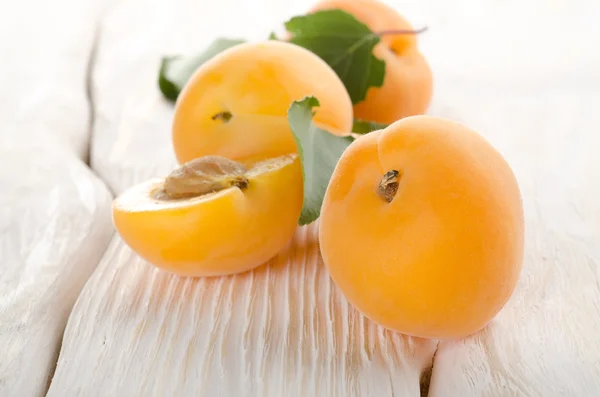 Meruňky na stůl bílý — Stock fotografie