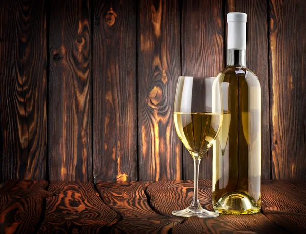 Sobremesa de vinho branco sobre a mesa — Fotografia de Stock