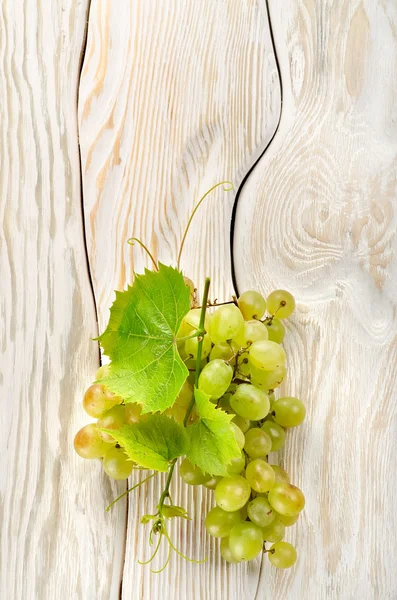 Green grapes on the table — Stock Photo, Image
