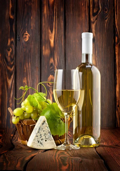 Vino blanco con uvas y queso azul —  Fotos de Stock