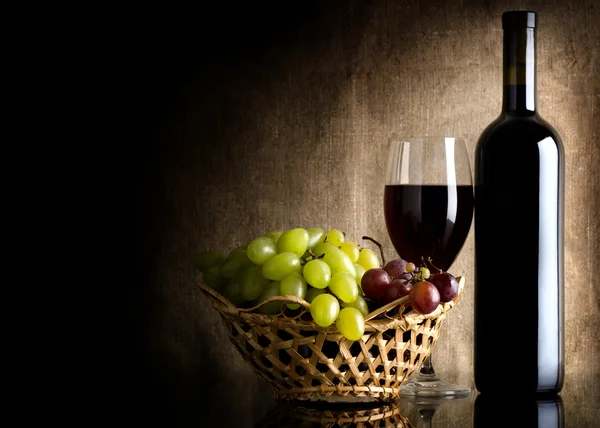 Wein auf dem alten Hintergrund — Stockfoto