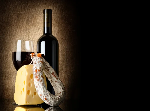Viini, juusto ja salami — kuvapankkivalokuva