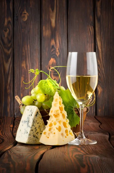 Sklenice na víno a sýr — Stock fotografie