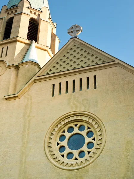 Фасад католической церкви — стоковое фото