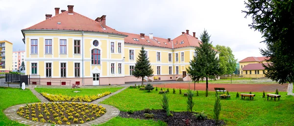 Tarihi bina ile Bahçe — Stok fotoğraf