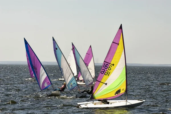 Jacht bierze udział w konkursach w żeglarstwie — Zdjęcie stockowe