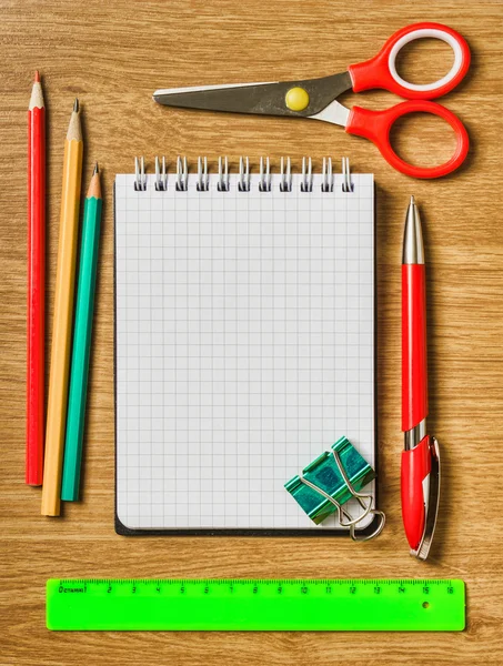 Bodegón de suministros de oficina con un cuaderno — Foto de Stock