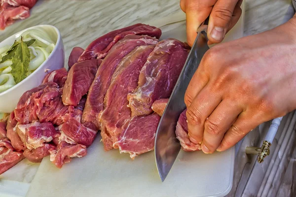 Cutting raw meat — Stock Photo, Image