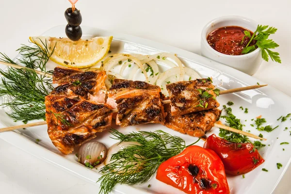Grillezett hal zöldségekkel és fűszernövényekkel — Stock Fotó