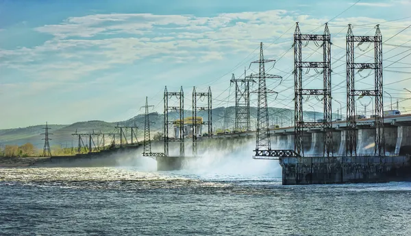 Bahar su deşarj hidroelektrik tesisi — Stok fotoğraf