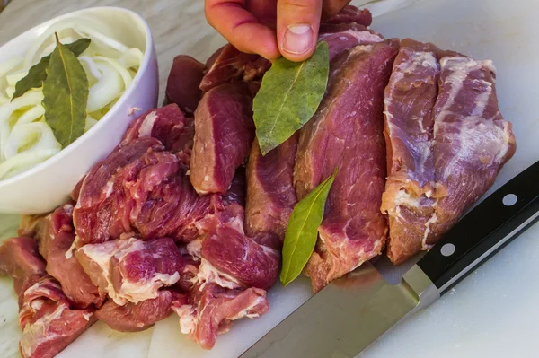 Cutting raw meat — Stock Photo, Image