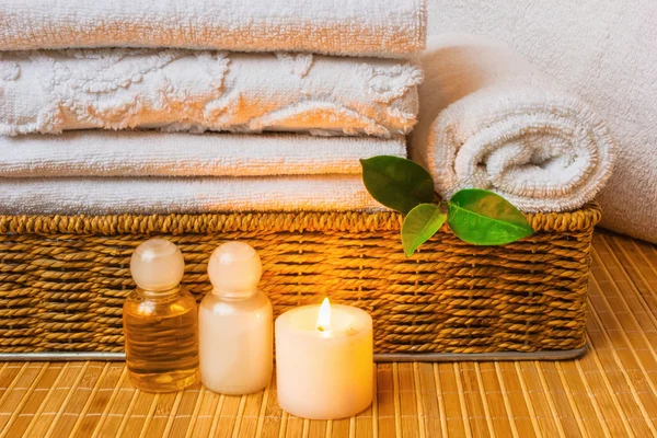Spa z ręcznikami i świeca — Zdjęcie stockowe