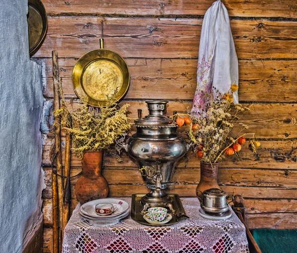 Interior da cabana de log russo com elementos do velho modo de li — Fotografia de Stock
