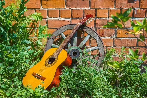 Guitarra e a velha roda do vagão — Fotografia de Stock