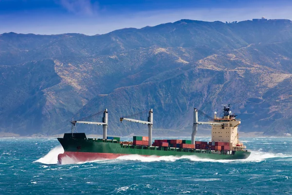 Завантажений контейнерний вантажний корабель у штормовому морі — стокове фото