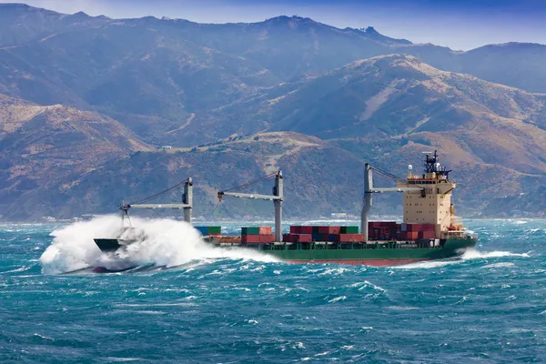 Beladener Containerschiff in stürmischer See — Stockfoto