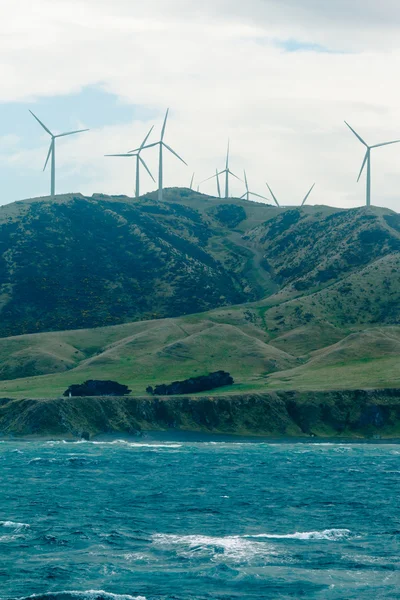 Hegyi terepen a windfarm szélturbinák — Stock Fotó