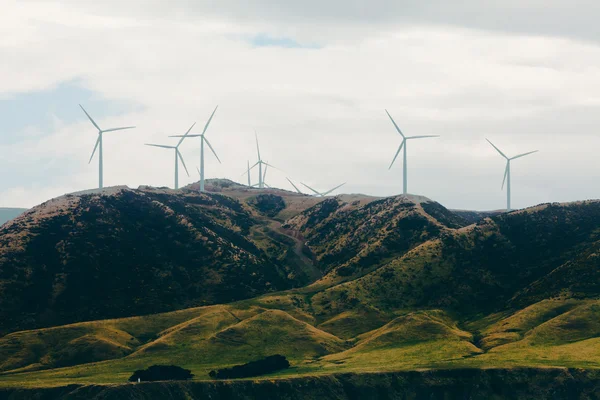 Turbinas eólicas em terreno montanhoso — Fotografia de Stock