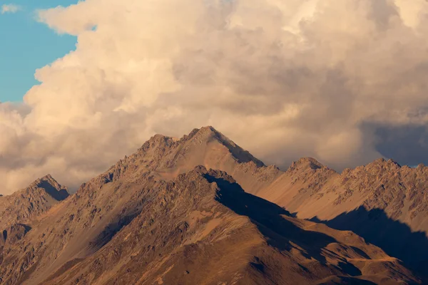 Burza nad alpinre tundry górskie grzbiety — Zdjęcie stockowe