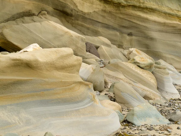 Осадок песчаника сглажен и округлен водой — стоковое фото