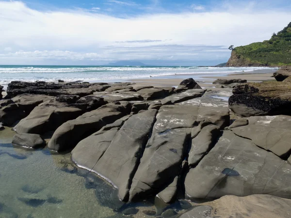 Rocky havet stranden och stora knäckt granit stenblock — Stockfoto