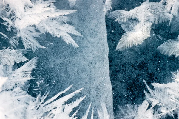 Superficie di ghiaccio incrinata e cristalli di ghiaccio hoar-frost — Foto Stock