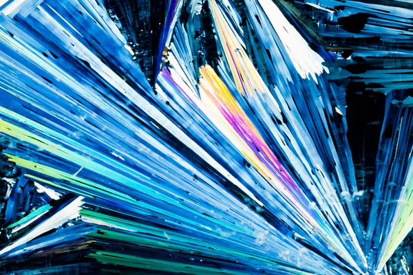 Бензойські кристали кислоти в поляризованому світлі — стокове фото