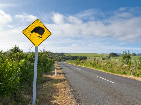 Atención Kiwi Crossing Roadsign en carretera rural NZ — Foto de Stock