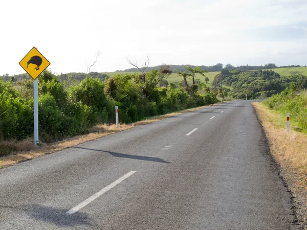 Atenção Kiwi Crossing Roadsign na estrada rural NZ — Fotografia de Stock