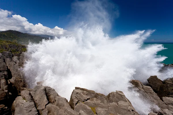 Surfe explosivo em Pancake Rocks of Punakaiki, NZ — Fotografia de Stock