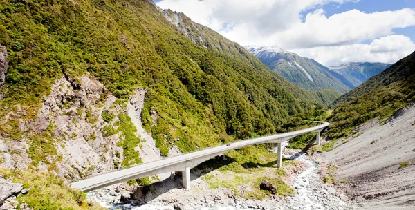 Артурс Пасс Виадук шоссе, Южные Альпы, Новая Зеландия — стоковое фото