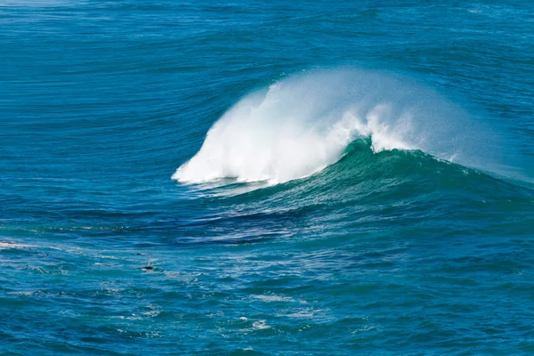 Água turbulenta de quebrar a onda do oceano e pulverizar — Fotografia de Stock