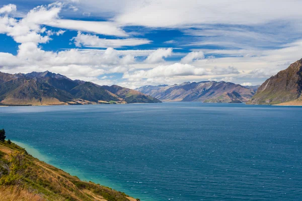 Superficie blu del lago hawea, central otago, Nuova Zelanda — Foto Stock