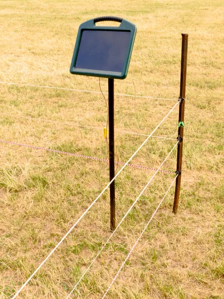 Cargador de valla de ganado eléctrico solar y cercado — Foto de Stock