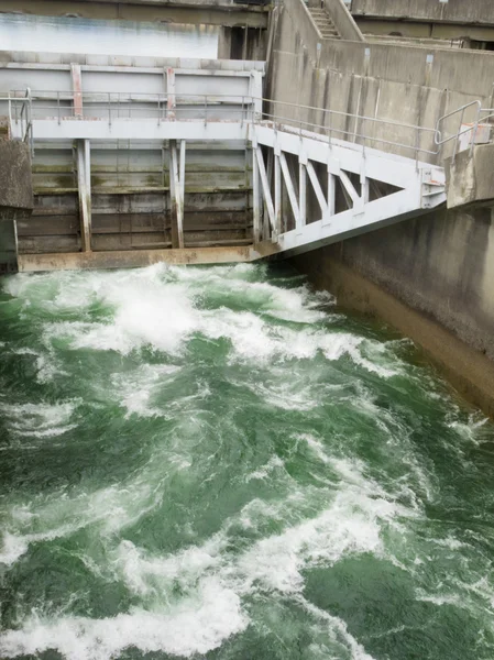 Hidromassage dam controle weir met onder kwijting — Stockfoto
