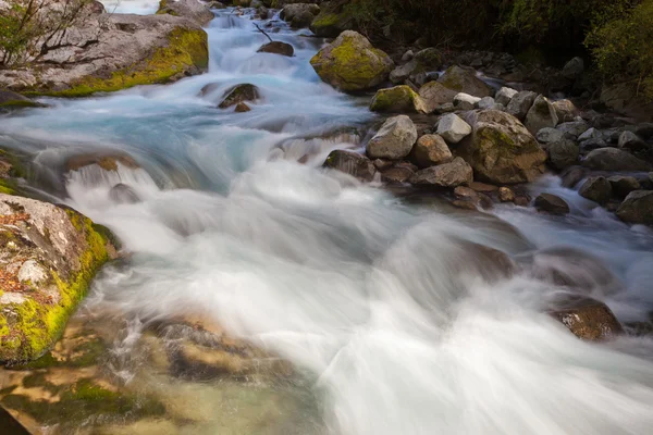 Los rápidos del río se lavan sobre rocas con aspecto sedoso — Foto de Stock