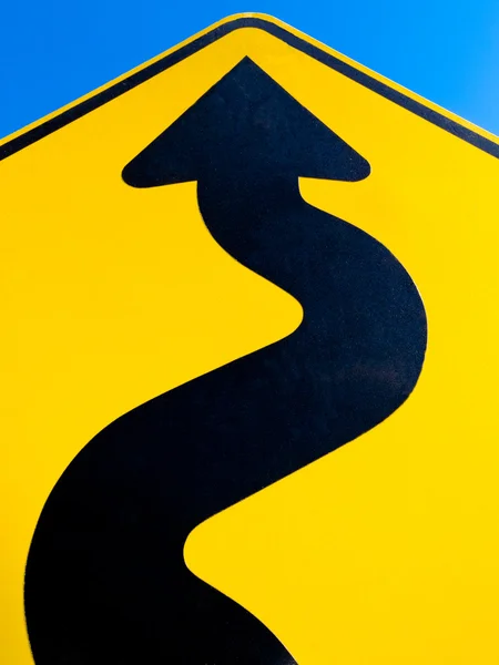 Conceito de seta ondulada de estrada sinuosa para o sucesso — Fotografia de Stock