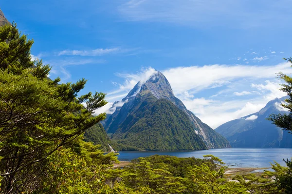Milford Sound and Mitre Peak in Fjordland NP, NZ — Stock Photo, Image