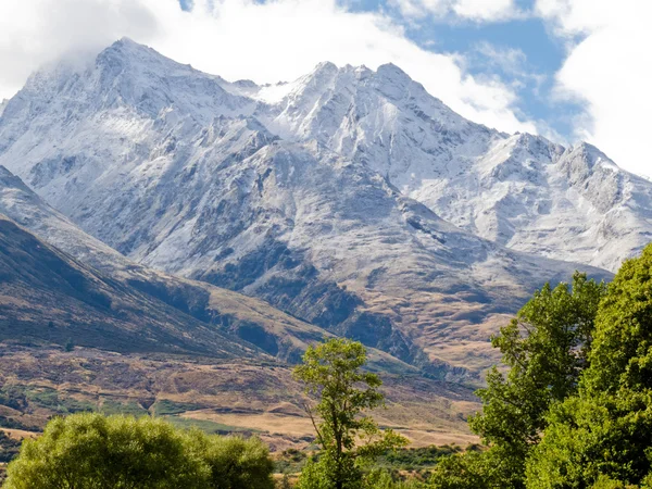 Beautiful snowy mountain peaks South Island of NZ — Stock Photo, Image