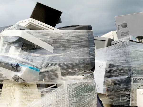 Montón envuelto encogimiento de residuos de computadoras electrónicas —  Fotos de Stock