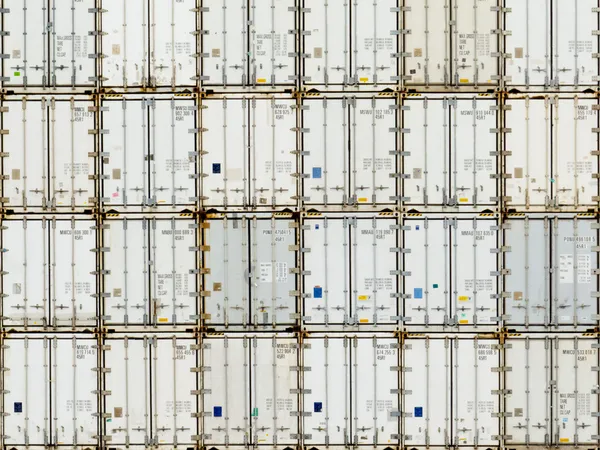 창 고에서 컨테이너 스택 운송의 패턴 — 스톡 사진